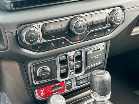 Certified 2025 Jeep Gladiator Mojave image 15