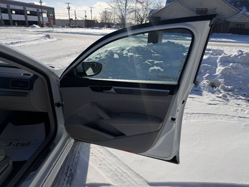 Used 2018 Volkswagen Passat 2.0T S image 31