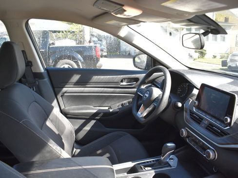 Used 2025 Nissan Altima 2.5 SV FWD image 19