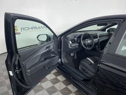 Used 2025 Toyota Camry SE FWD image 18