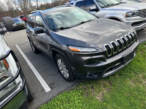 Used 2017 Jeep Cherokee Limited image 3