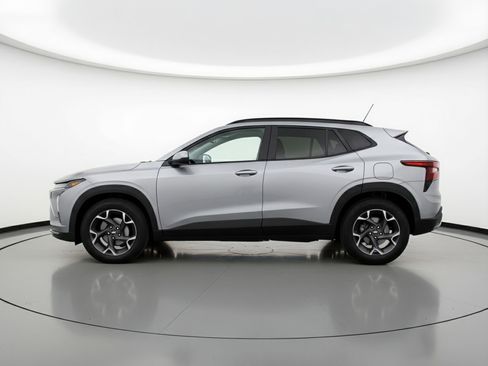 Used 2025 Chevrolet Trax LT FWD image 5