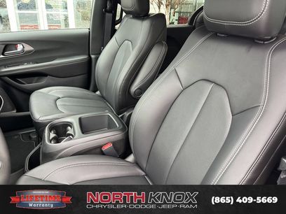 New 2026 Chrysler Pacifica Select