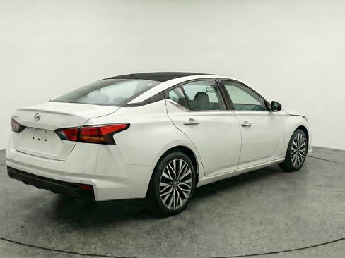 Used 2025 Nissan Altima 2.5 SV image 9