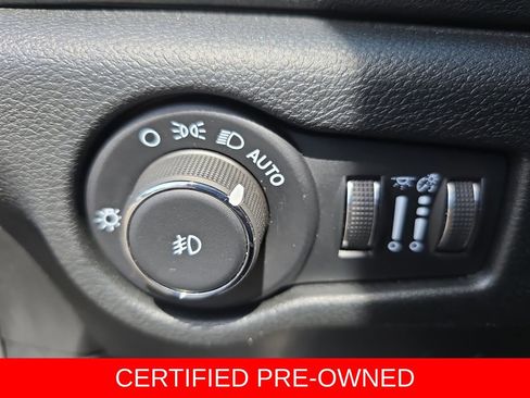 Used 2025 Chrysler Pacifica Select image 27