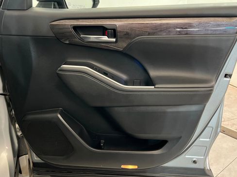 Used 2020 Toyota Highlander Limited image 24