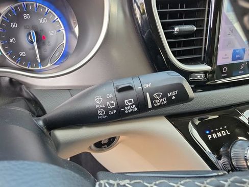 Used 2023 Chrysler Pacifica Touring-L FWD image 22