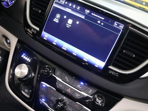 Used 2023 Chrysler Pacifica Touring-L image 69