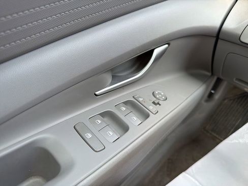 Used 2025 Hyundai Elantra Hybrid FWD image 29