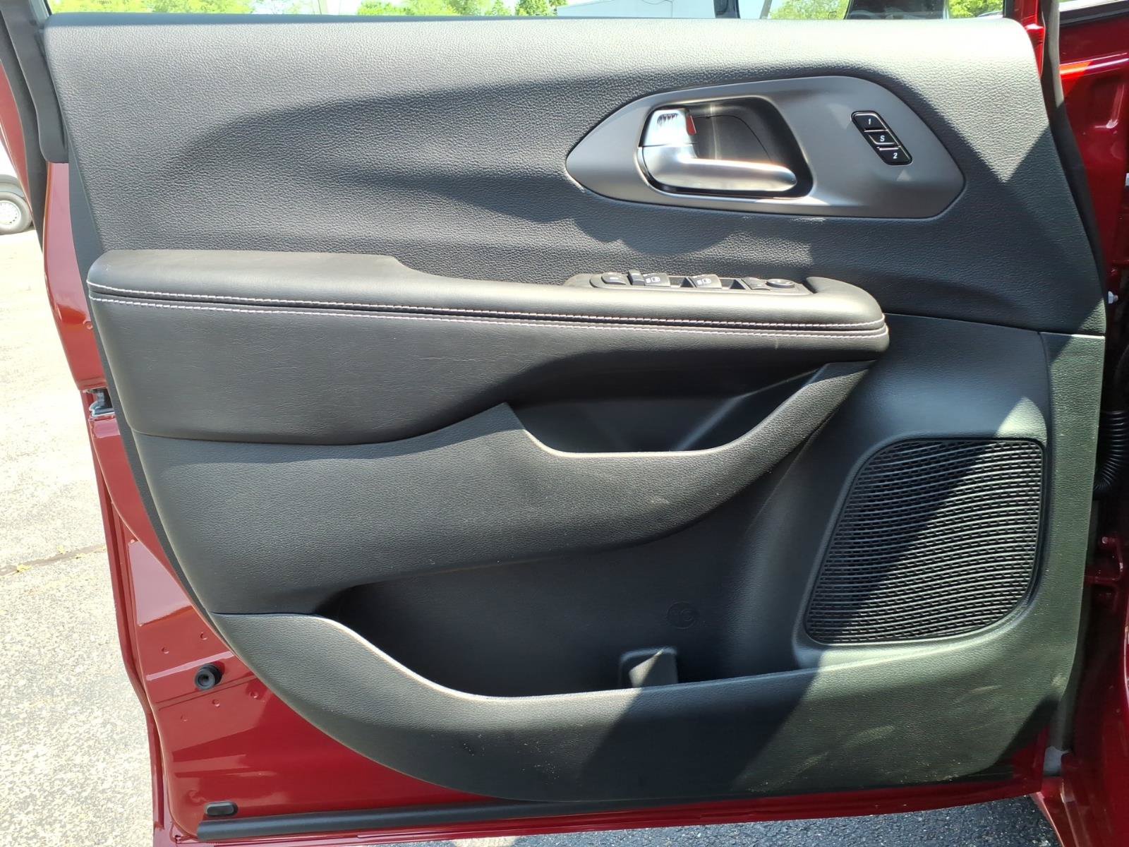 New 2027 Chrysler Pacifica Select FWD image 10