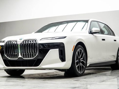Used 2025 BMW 740i RWD image 9