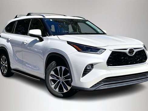 Used 2021 Toyota Highlander XLE image 2