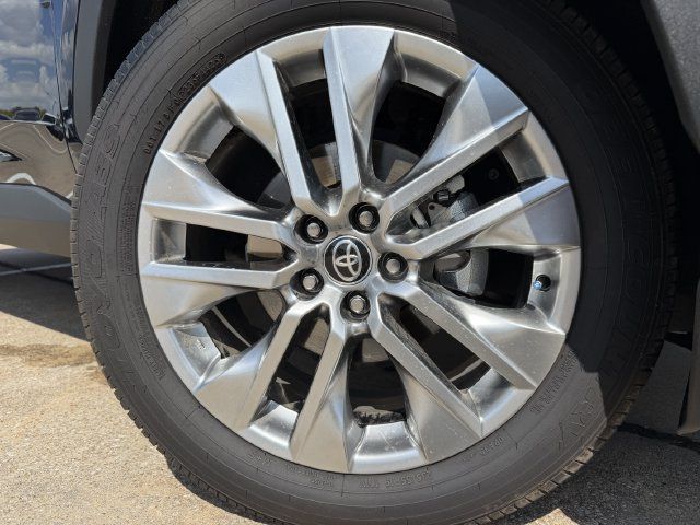 Used 2025 Toyota RAV4 XLE Premium FWD image 9