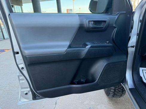 Used 2018 Toyota Tacoma SR image 12