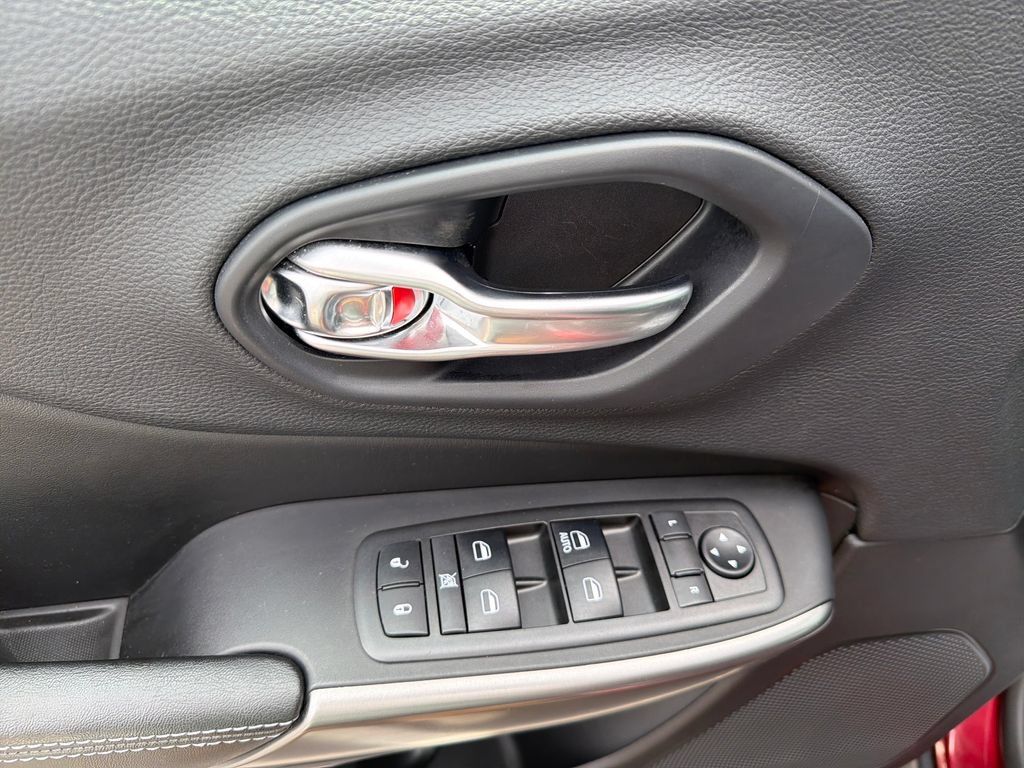 Used 2019 Jeep Cherokee Latitude w/ Popular Appearance Group AWD/4WD image 12