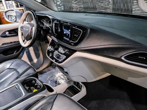 Used 2020 Chrysler Pacifica Limited image 18