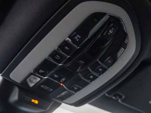 Certified 2025 Porsche Macan AWD/4WD image 28