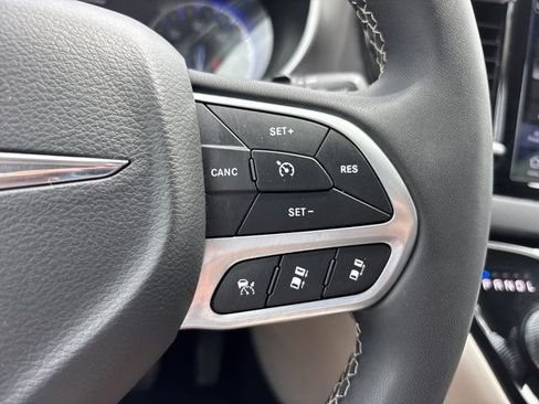 Used 2024 Chrysler Pacifica Touring-L FWD image 30