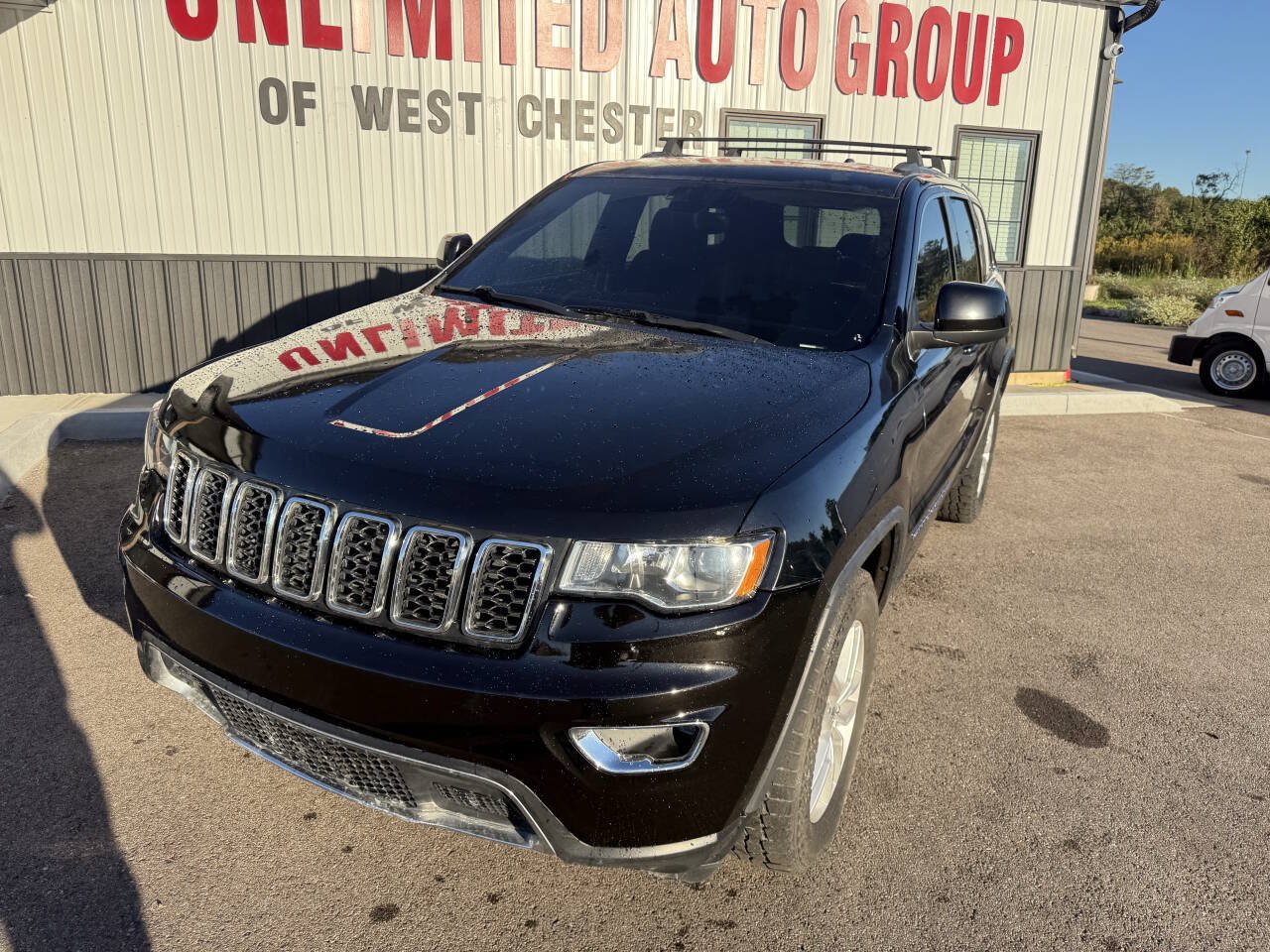 Used 2017 Jeep Grand Cherokee Laredo w/ Quick Order Package 23E AWD/4WD image 3