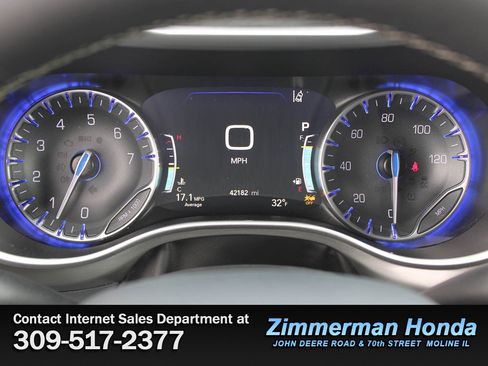 Used 2025 Chrysler Pacifica Select image 11