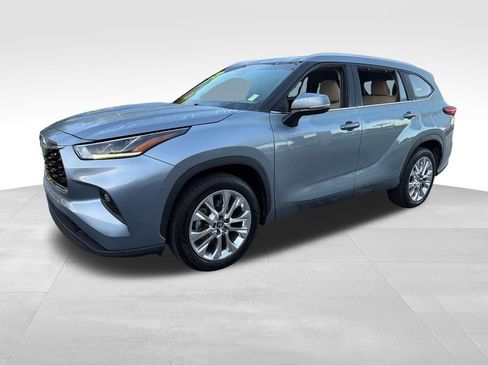 Used 2023 Toyota Highlander Limited FWD image 3
