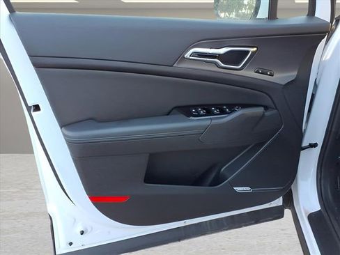 Used 2025 Kia Sportage SX image 19