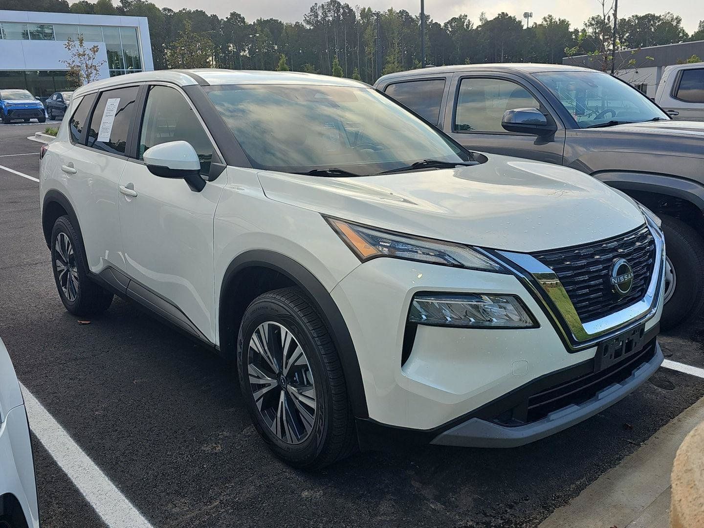 Used 2022 Nissan Rogue SV FWD image 3