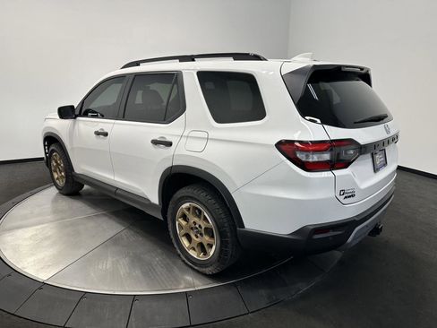 Certified 2025 Honda Pilot TrailSport image 4