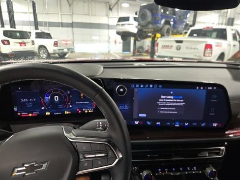 Used 2025 Chevrolet Traverse Z71 w/ Driver Confidence Package AWD/4WD image 15