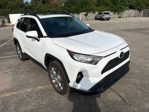 Used 2020 Toyota RAV4 XLE Premium FWD image 9