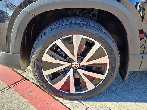 Certified 2023 Volkswagen Taos SE image 5