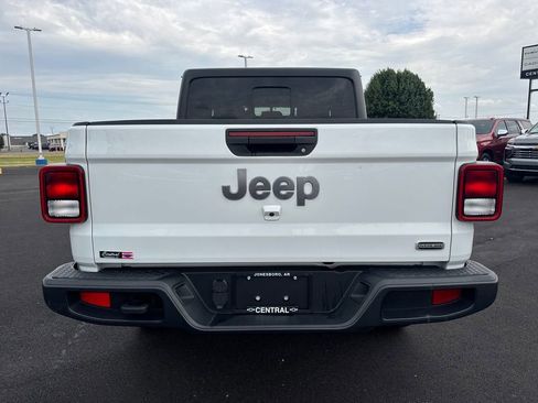 Used 2023 Jeep Gladiator Overland w/ Cold Weather Group AWD/4WD image 5