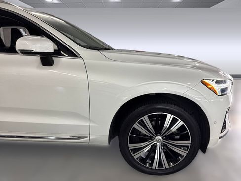 Used 2023 Volvo XC60 B5 Plus image 12