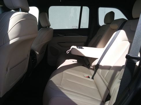 Used 2024 Jeep Grand Cherokee Limited image 10