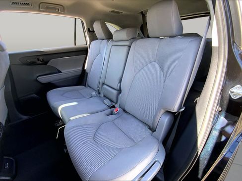 Used 2023 Toyota Highlander LE AWD/4WD image 32