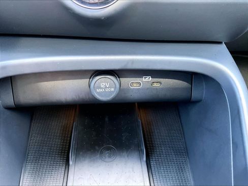 Used 2025 Volvo XC40 B5 Plus image 35