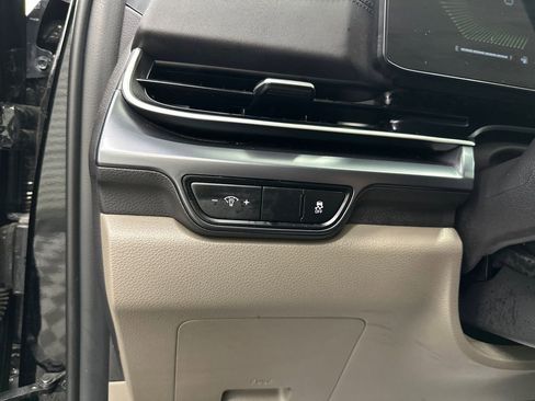 Used 2025 Kia Carnival FWD image 32
