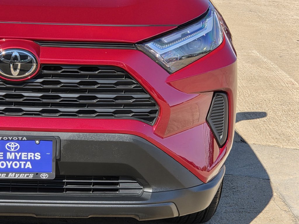 Used 2025 Toyota RAV4 XLE w/ Convenience Package FWD image 4