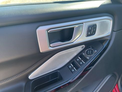 Used 2023 Ford Explorer Platinum w/ Technology Package image 12