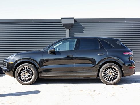 Certified 2023 Porsche Cayenne Platinum Edition image 2