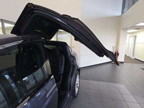 Used 2019 Tesla Model X P100D image 12