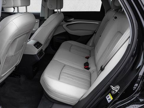 Used 2024 Audi Q8 e-tron Premium Plus w/ Premium Plus Package image 23