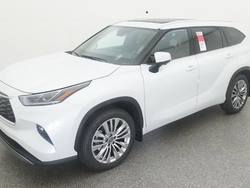 New 2026 Toyota Highlander Platinum AWD/4WD image 1