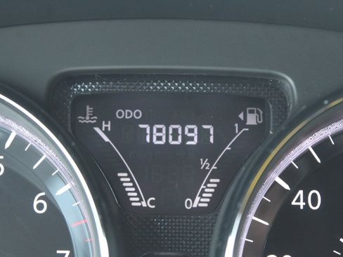 Used 2016 Nissan Versa SV image 5