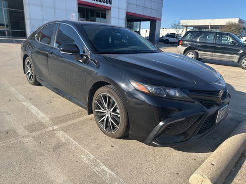 Used 2024 Toyota Camry SE image 2