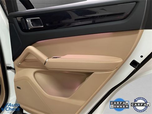 Used 2022 Porsche Cayenne w/ Premium Package image 72