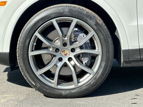 Used 2022 Porsche Cayenne Platinum Edition image 32