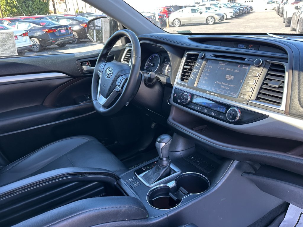 Used 2019 Toyota Highlander XLE FWD image 29