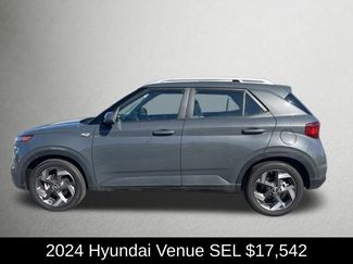 Used 2024 Hyundai Venue SEL video 2