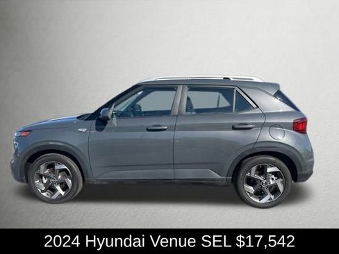 Used 2024 Hyundai Venue SEL image 2